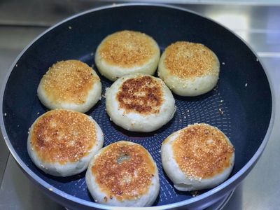 甜水井CHIFA 暄软鲜香的韭菜鸡蛋虾皮发面饼与甜蜜诱人的甜馅饼